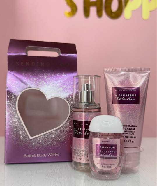 Set Bath & Body Works A Thousand Wishes, sobre una mesa blanca.
