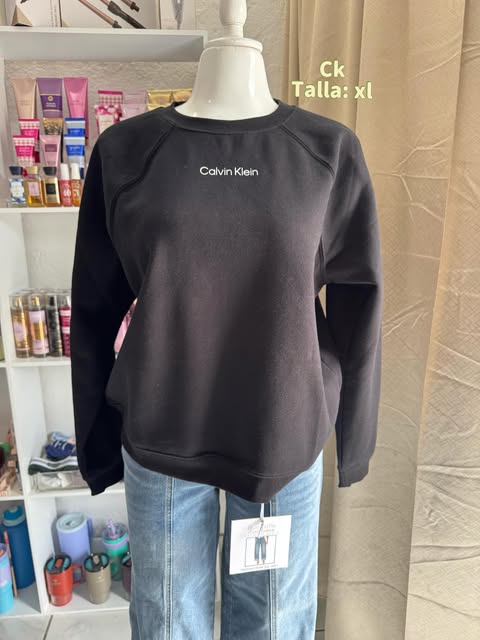 Sudadera Calvin Klein y jeans en un maniquí del local.